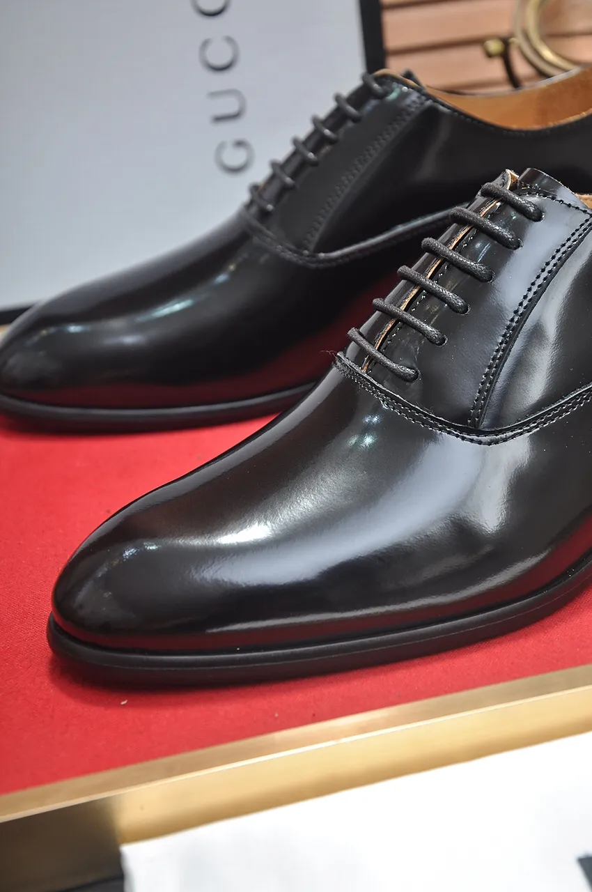 Men's shoes💰500💶Italy's top luxury men's shoe giant (GUCCI) (Gucci) (full cowhide lining) new arrival🍃Original European style🔰 Pleasant to the eye😍In order to make the shoes more durable and non-deformable🌀The production continues to follow traditional methods but there is still no lack of innovation💪Choose original sheepskin for the leather♻️ Smooth and natural And extra bright ⭐Made of imported cowhide, the first choice of rich people 38-45 (45 customized)